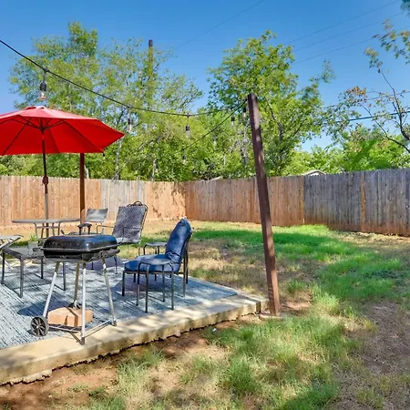 Modern Fort Worth Home With Yard About 5 Miles To Dtwn!
