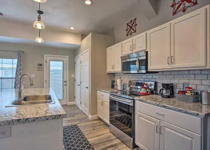 5 Mi To Dtwn: Family-friendly Worth Holiday home *