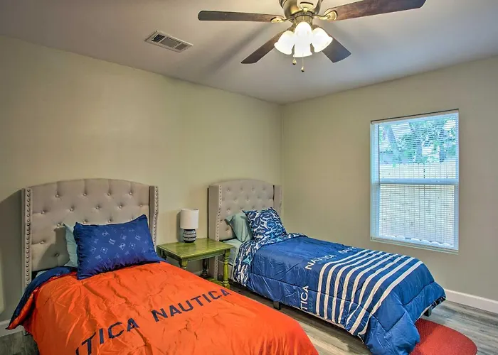 5 Mi To Dtwn: Family-friendly Worth Holiday home